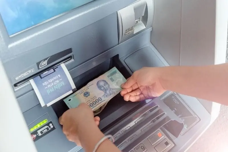 Nạp tiền ở tại cây ATM.